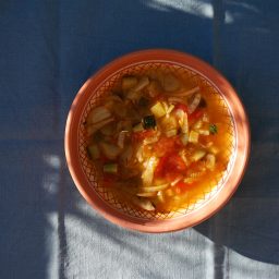 Fenchelsuppe mit Zucchini und Tomaten