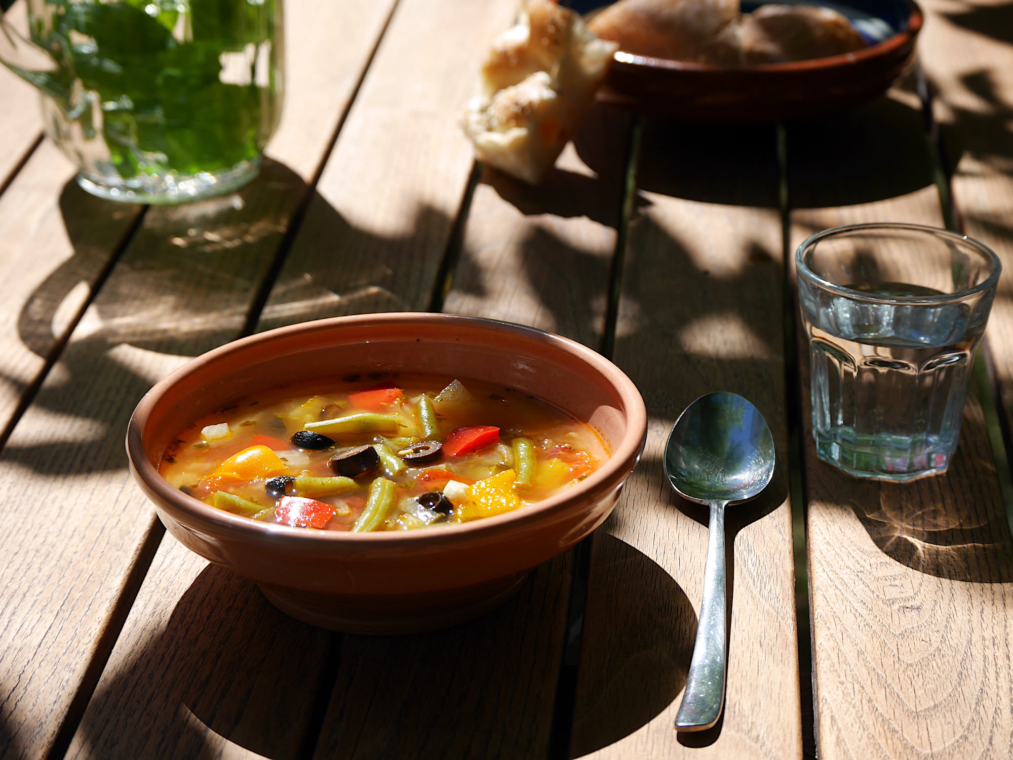 Provencalische Regenbogensuppe, Suppe, Rezept, Zucchini, Paprika, Bohnen, Tomaten ©montagssuppe